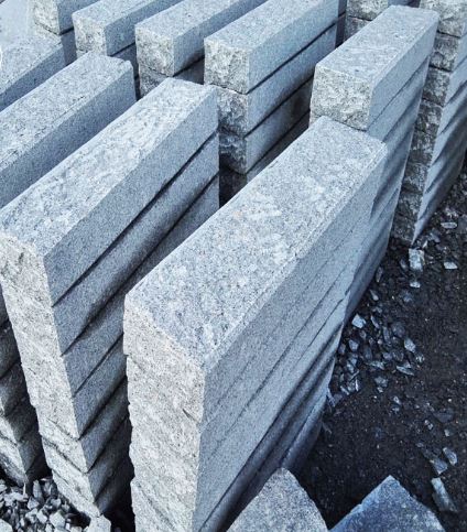 Split with bevelled edge kerbstone Split with bevelled edge kerbstone