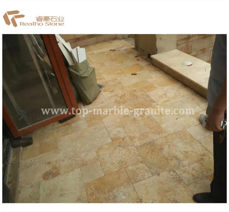 Azulejos de travertino beige patrón francés cepillado